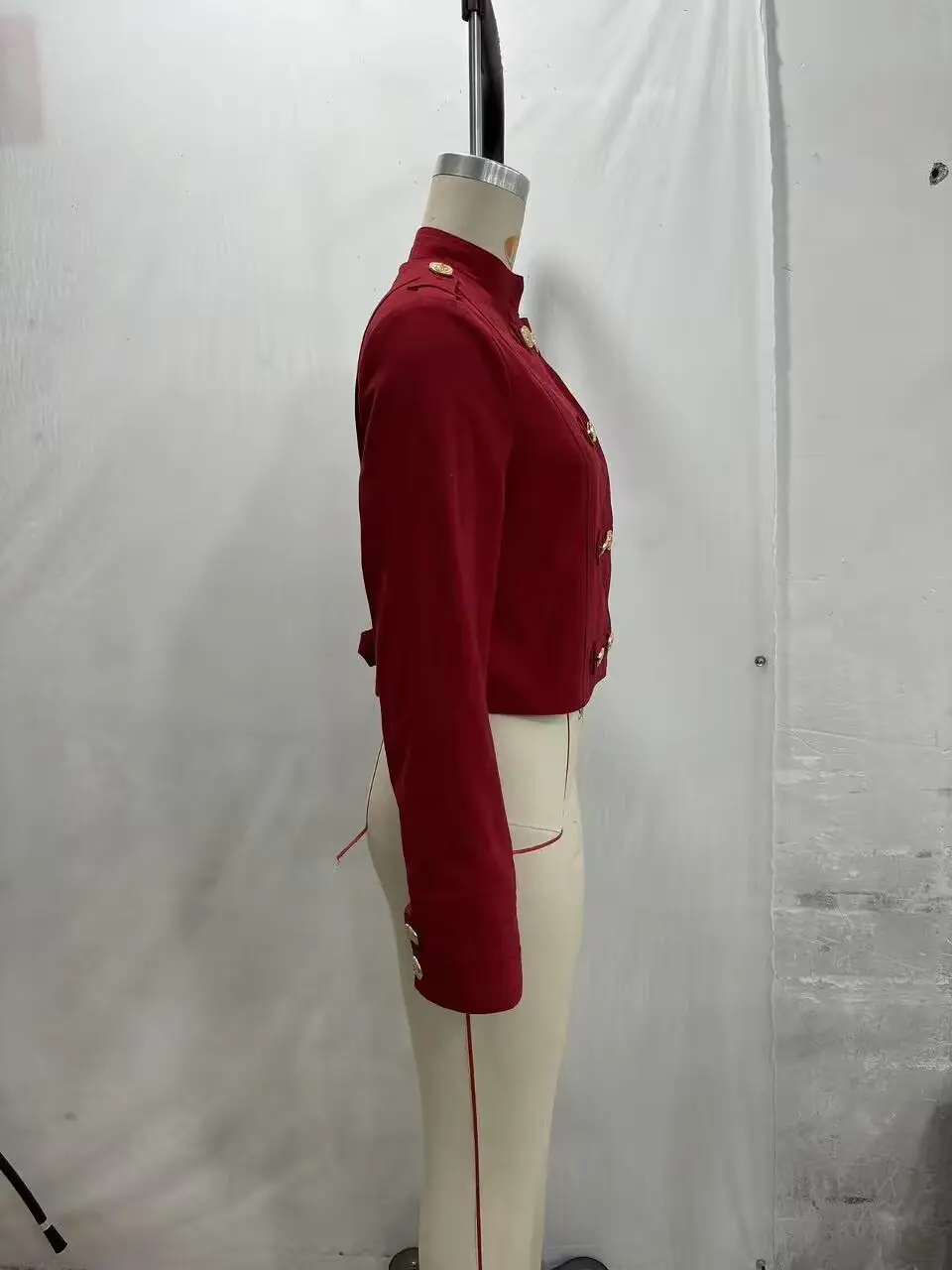 KONDALA Vintage Streetwear Einfarbige Frühlingsjacke für Damen Rot Mode 2026 Doppelreihige High-Street-Chic Kurze Damenjacke – Detail 3