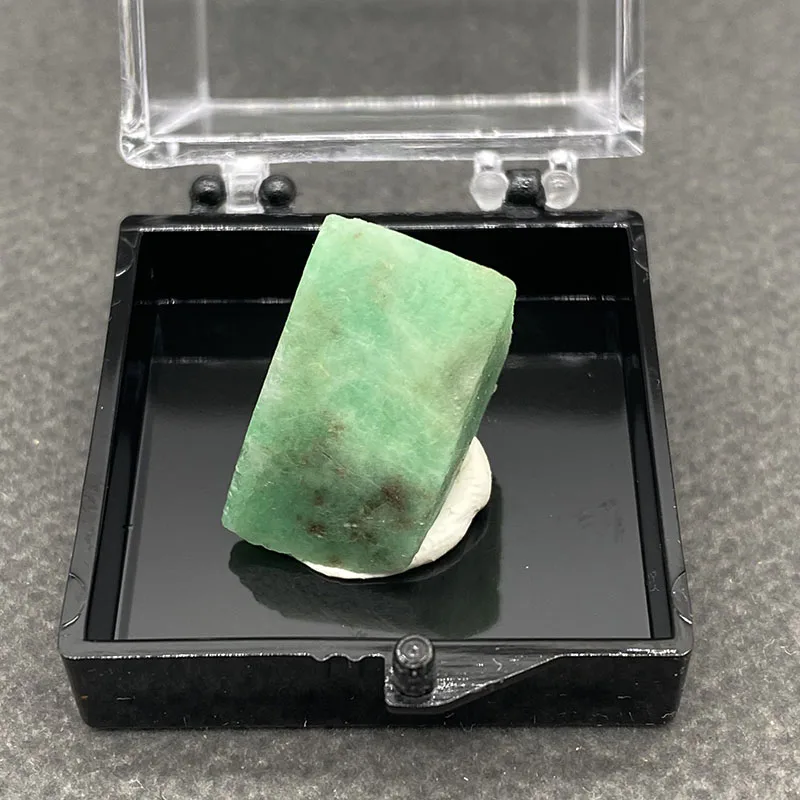 100%  Natural Emerald Mineral Specimens Stones and Crystals Healing Crystal   +Box size:35*35*35 mm