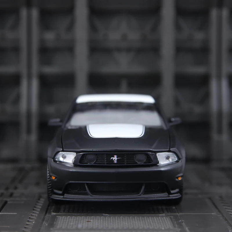 Maisto 1:24 Simulation Ford Boss 302 Alloy Car Model Supercar Doors and Hood Can Be Opened suitable for collection - view 3