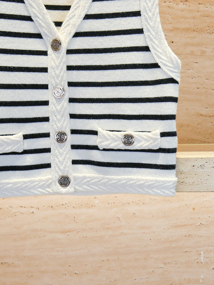 

MIGII High-End Women's V-Ne Striped Knit Vest Top Autumn Faion Simple Sle Regular Fit Button Design Svel Cardigan