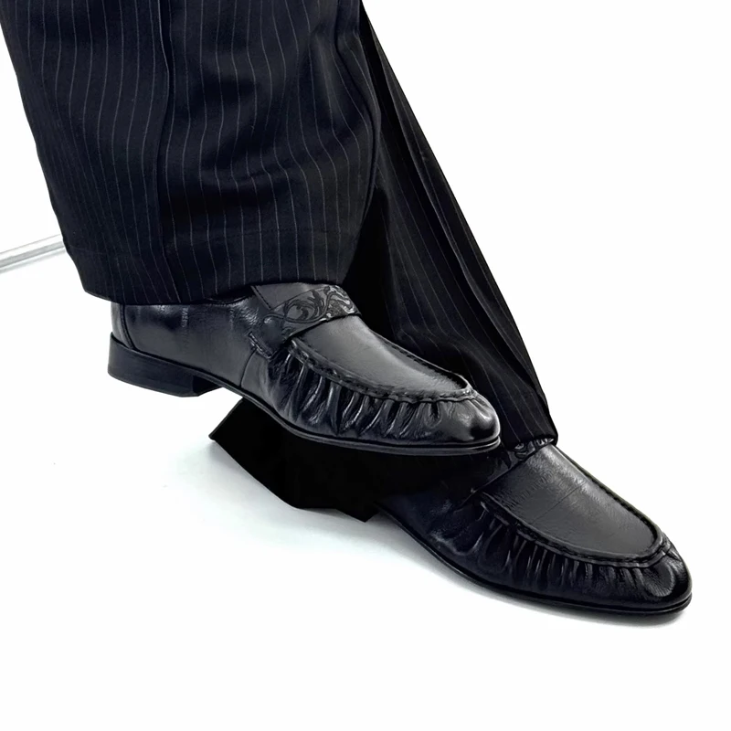

Мужские лоферы с круглым носком и тиснением, модель 2026, для офиса, свадьбы и повседневной носки, черные, деловая и повседневная обувь