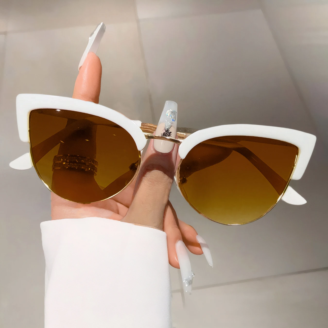 Modische Cat-Eye-Sonnenbrille mit halbem Rahmen, trendige, niedliche Farbtöne im Vintage-Stil