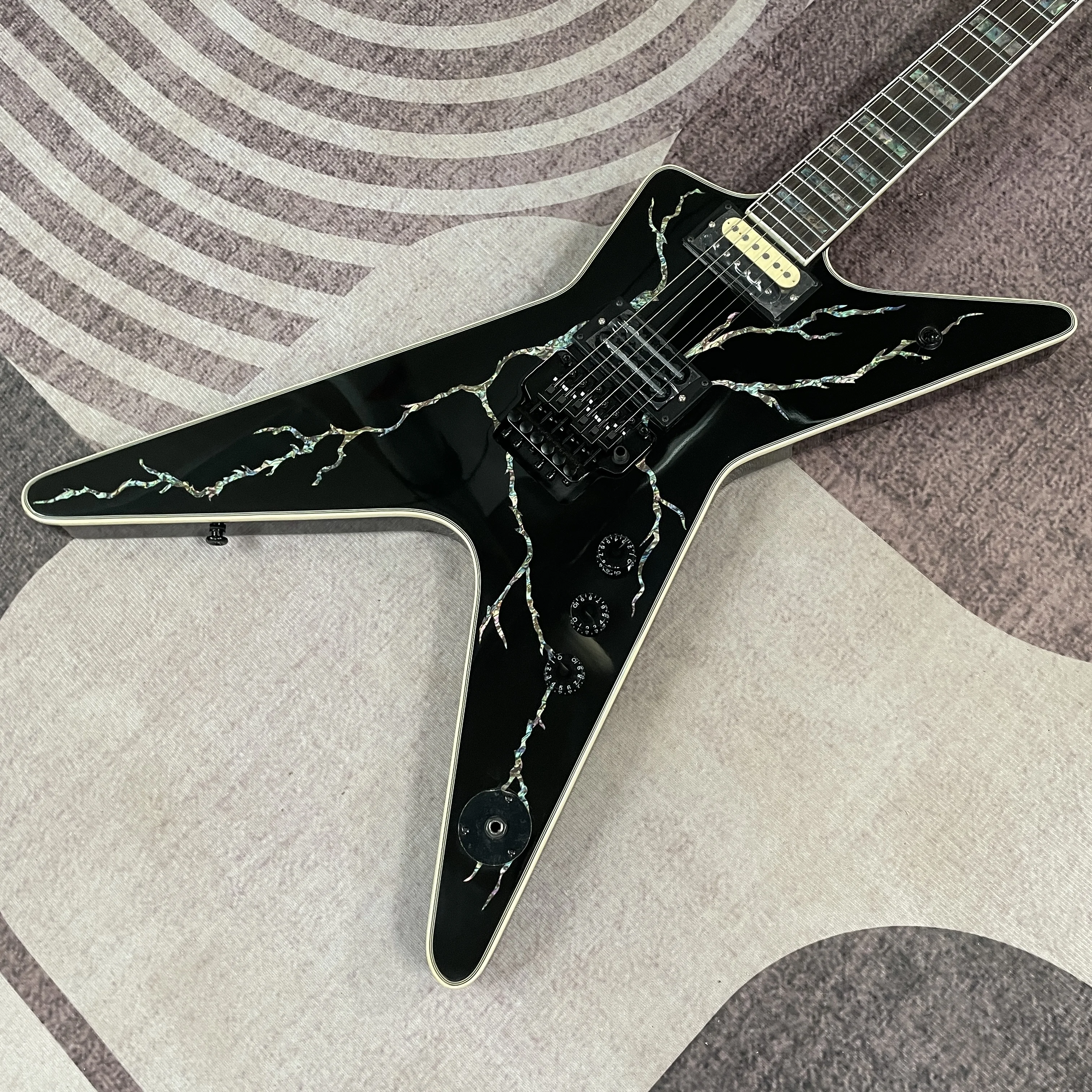 

6-струнная электрогитара с черным корпусом и белой грифометкой в виде молнии, гитара с инкрустацией из абалона на грифе, гитара с двойными звукоснимателями.