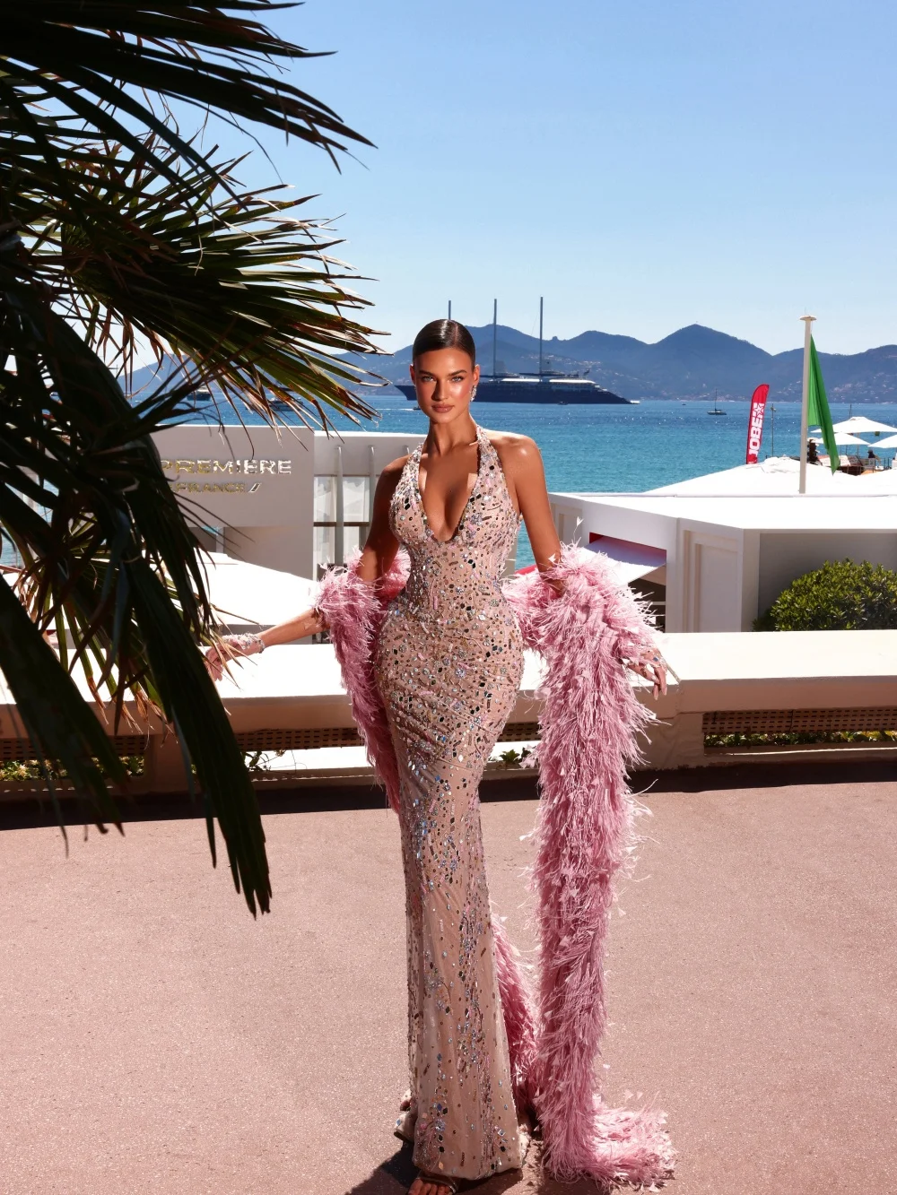 

Graceful Halter Neck V Evening Gown Nude Mesh Multicolor Crystal Beaded Pink Feather Party Dress for Wedding Guests فساتين سهرة