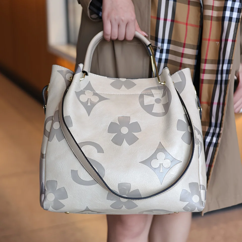 

Elegant floral carving handbag – stylish tote bag with golden accessories, perfect for work and daily use