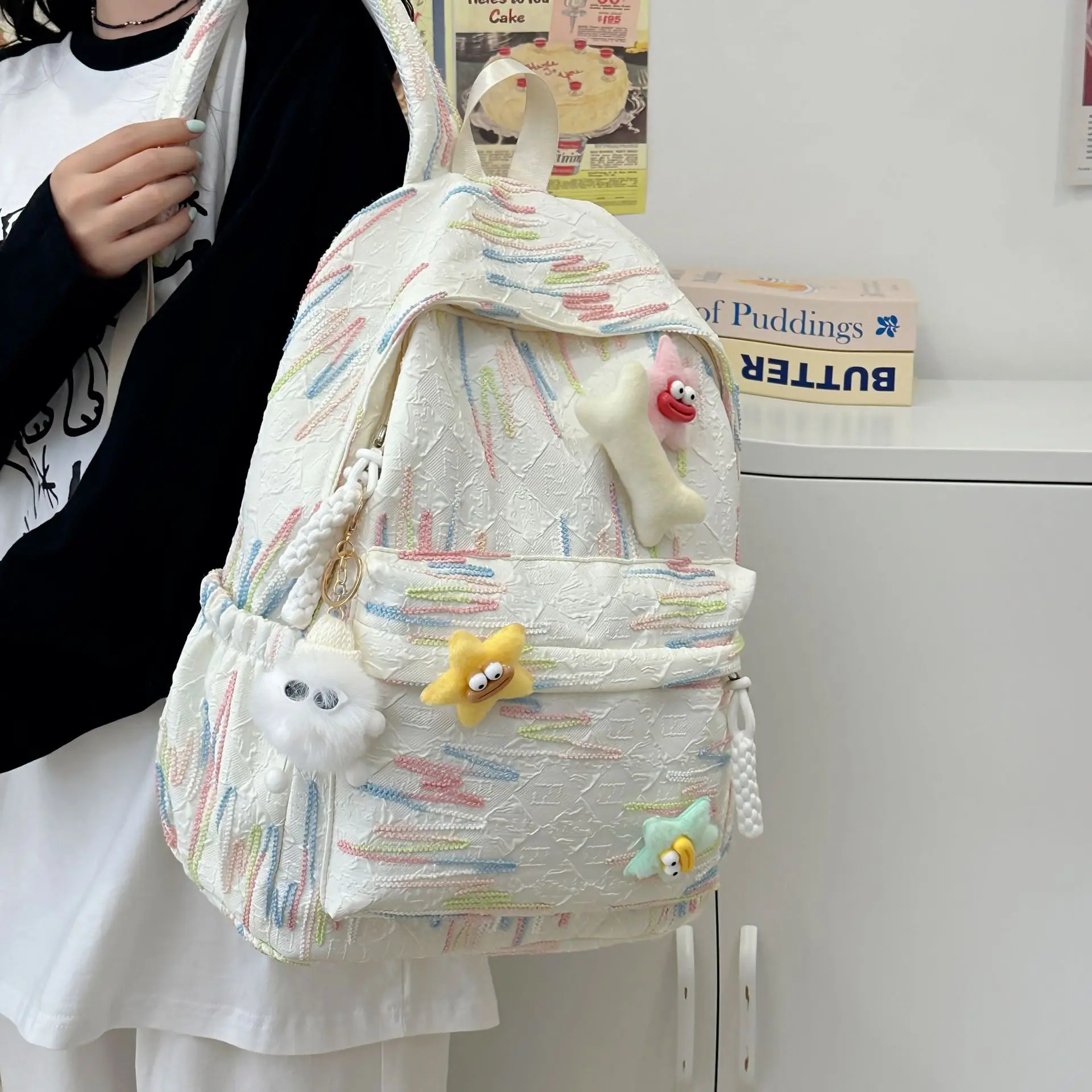 nova-mochila-feminina-com-listras-em-tons-pasteis-e-charms-de-pelucia-fofos-grande-capacidade-mochila-escolar-casual-para-meninas