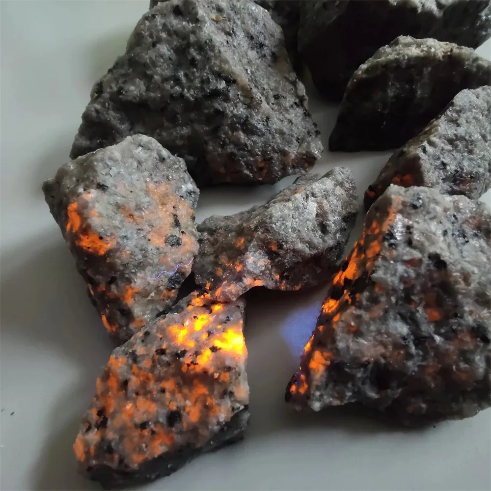 Natürliche helle schöne Yooper lites Flames tone UV glühend polieren rollenden Stein Feuers tein fluor zierende Sodalith Wohnkultur