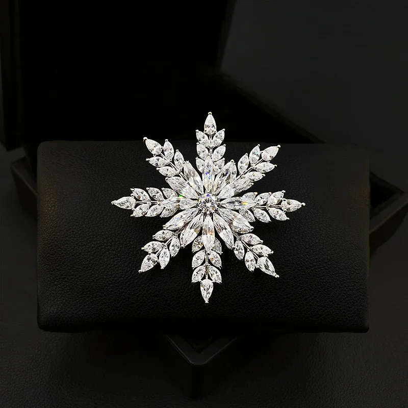 

Luxury Shiny Snowflake Brooch Flower Leaf Pin Men Women Suit Clothing Accessories Fashion Rhinestone Jewelry 5597