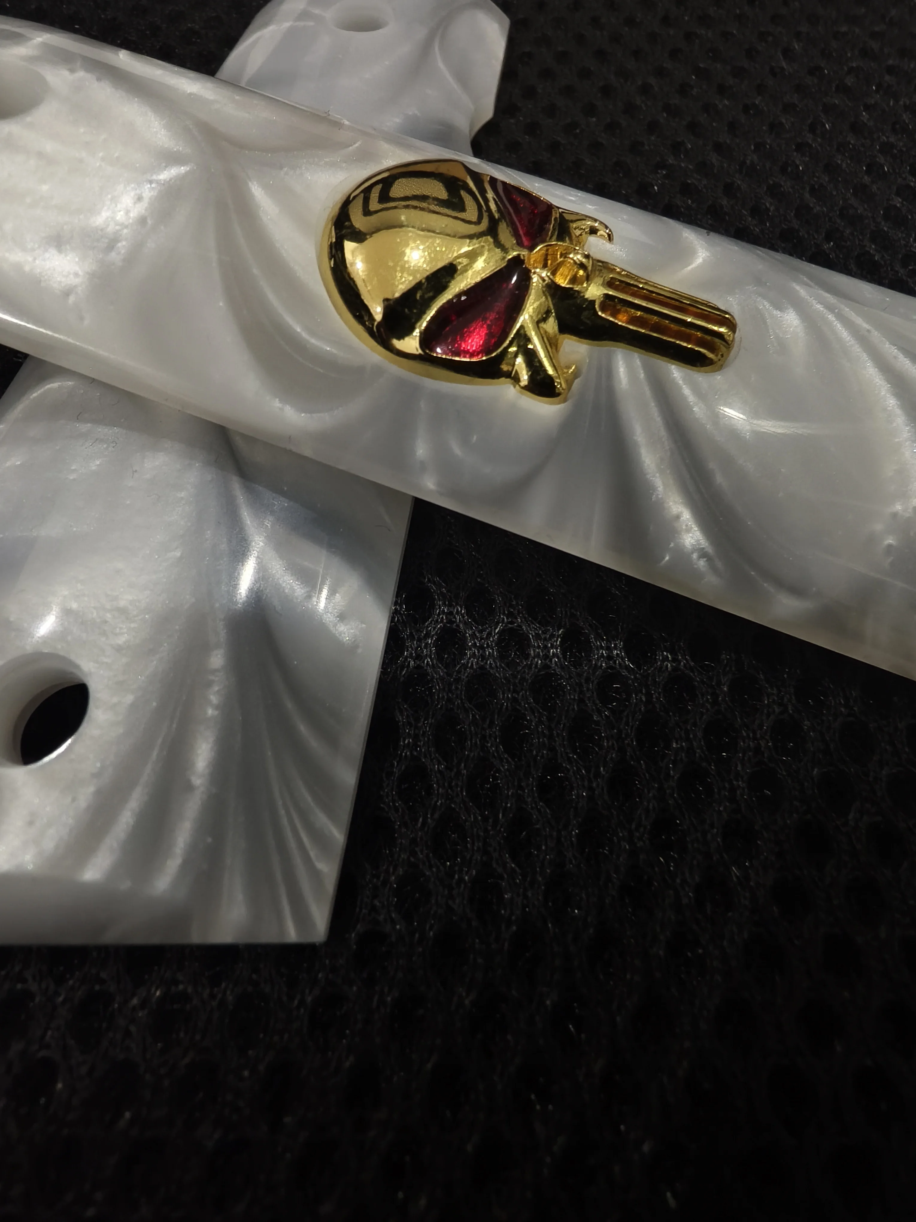 1911 グリップ フルサイズ、ホワイトパールゴールドスカルレッドアイ、コルト、キンバー、スプリングフィールド、レミントン、ロックアイランド、ガバメントコマンダーに適合