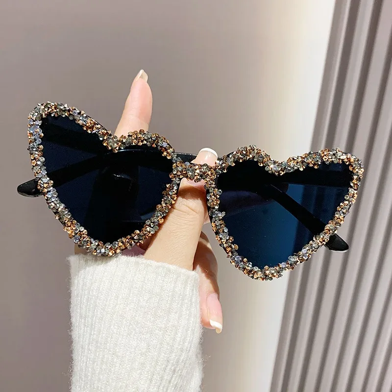 

New Fashion Cute Cat Eye Sunglasses Women 2024 Vintage Gradient Lens Heart-shaped Sun Glasses Bling Rhinestone Eyeglasses Uv400