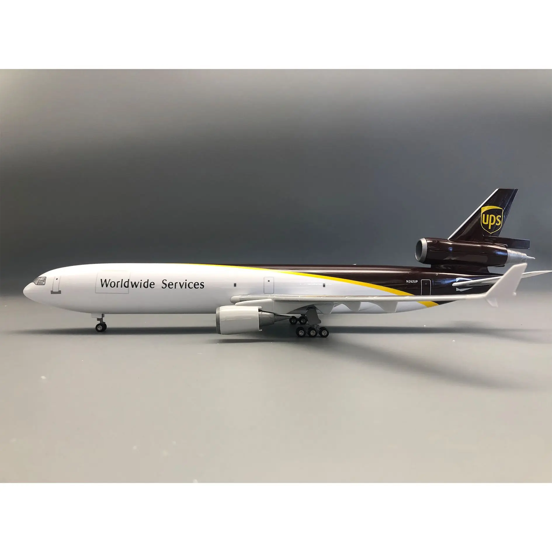 1:130 Md 11 Ups Car…