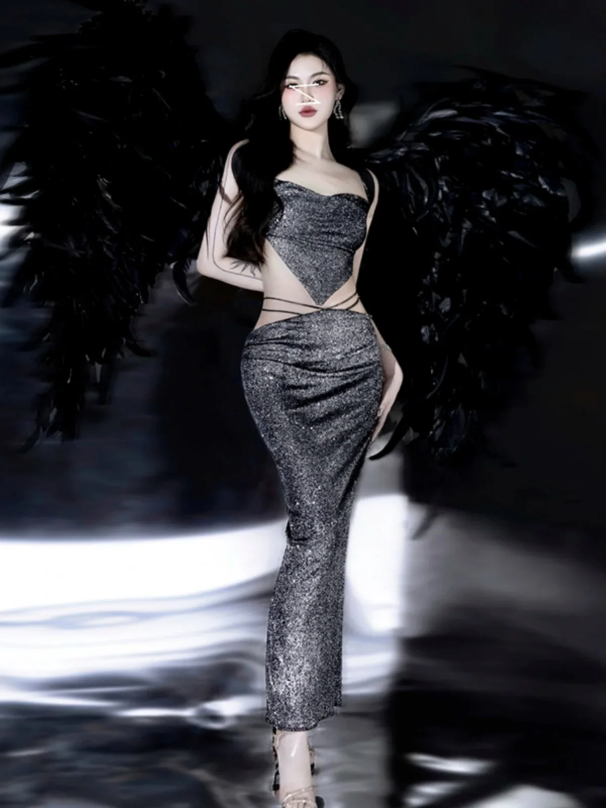 

Модный женский комплект: укороченный топ и юбка с пайетками, облегающий, с разрезом, из полиэстера