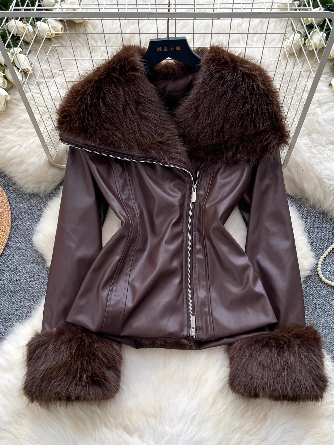 Elegant Short Women's Leather Jacket Coffee Color Faux Fur Collar Slimming Waist Design Integrated Leather And Fur Outerwear
