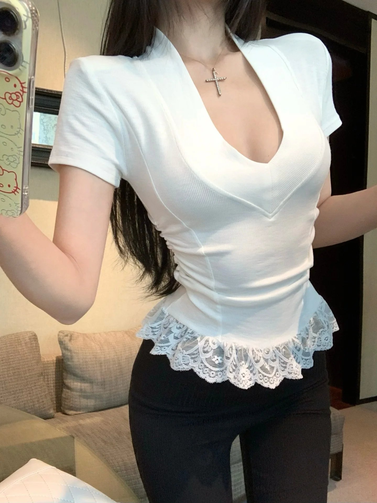 2026 Sexy V-Ausschnitt Kurzarm-Tops für Damen – Neue Mode mit Spitzenbesatz, Sommer-T-Shirt, einfarbig, schmal geschnitten, elastisch, koreanische Kleidung