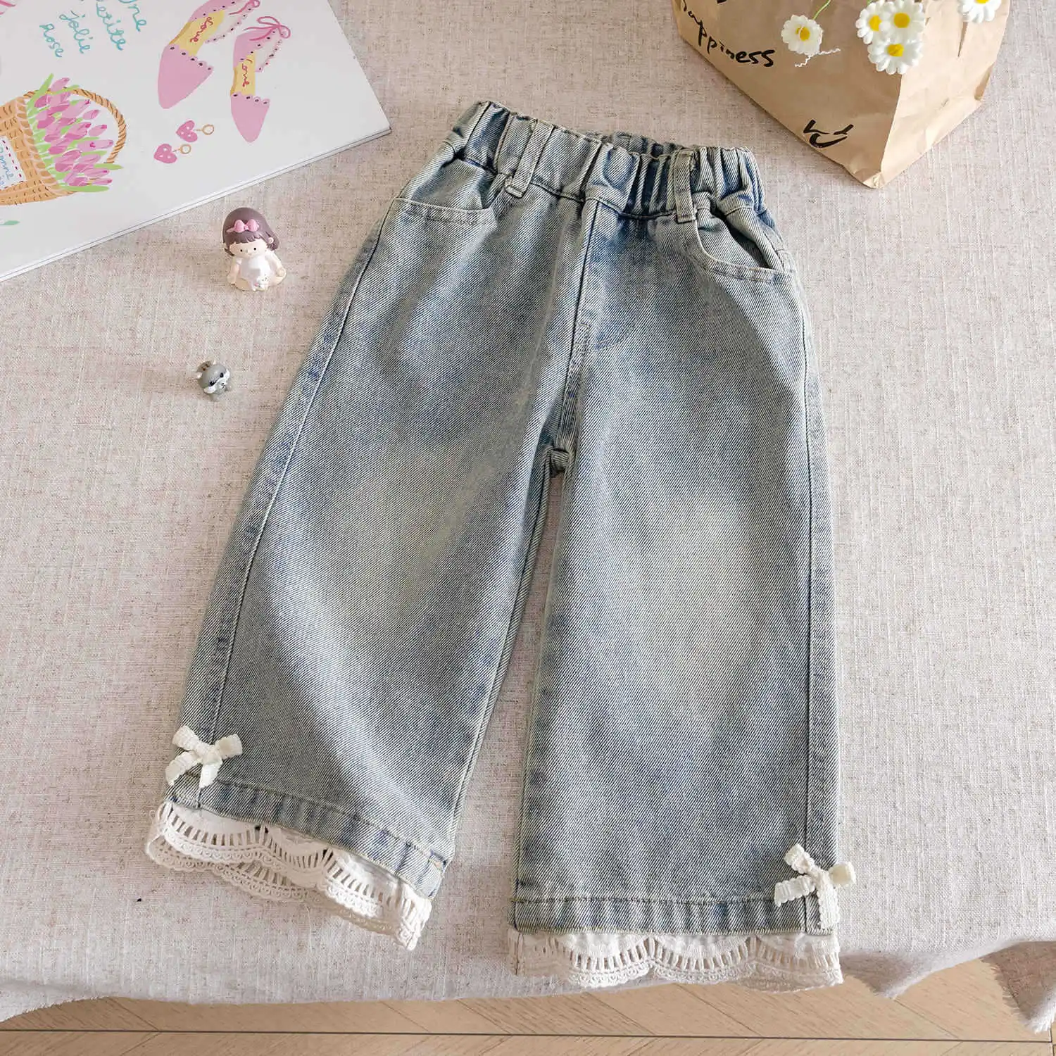 

Джинсы с бантом для маленьких девочек, весна-осень 2026, новые детские свободные прямые брюки с кружевом, детские повседневные джинсовые брюки