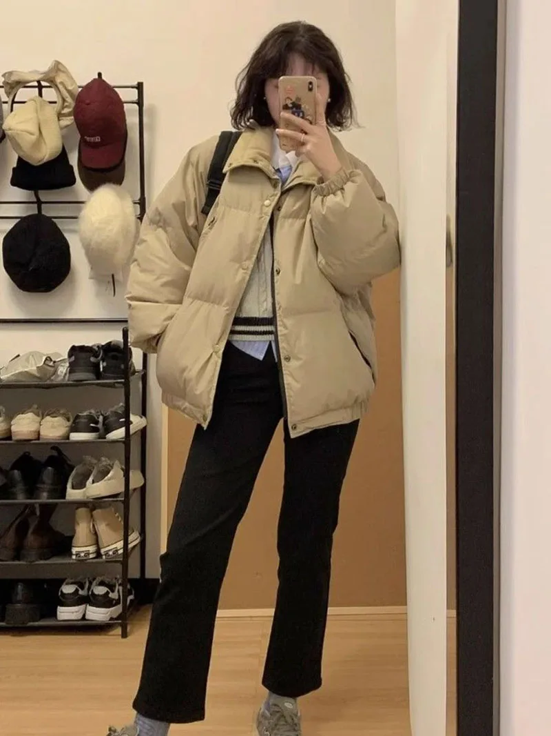 เสื้อพาร์กาส์ผู้หญิง รุ่น Nieve สำหรับฤดูหนาว ผลิตจากผ้าฝ้ายชีวภาพบุขนแกะแบบควิลท์ ติดกระดุมแป๊ก ด้านข้างมีจีบระบายที่เอว ดีไซน์หรูหรา สไตล์คนเมือง หลายสี