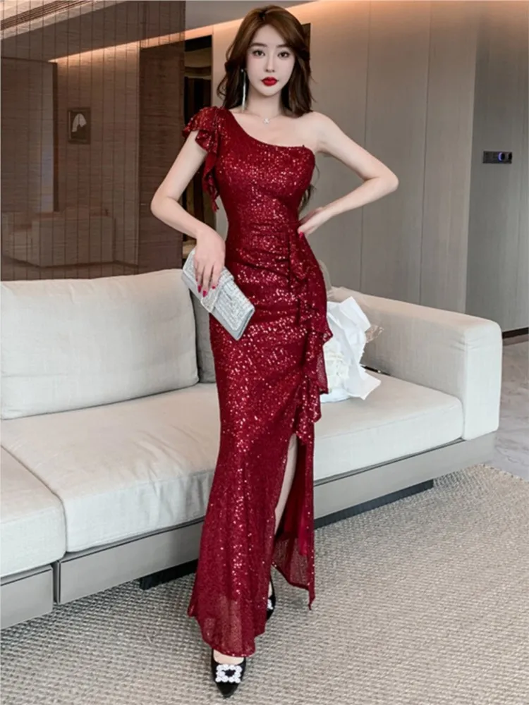 

A long fishtail ruffled single-shoulder fashionable sequined slit dress for banquets