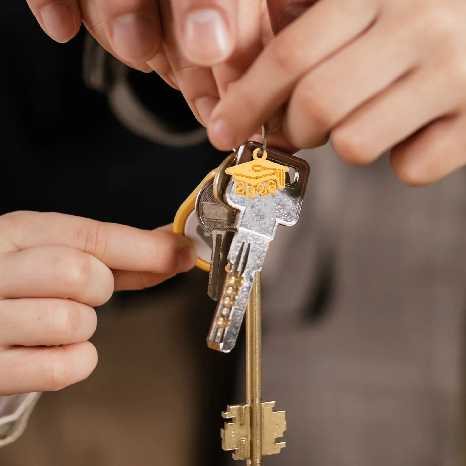 Breloques en alliage pour casquette de remise de diplôme, 100 pièces, Mini pendentif pompon, porte-clés 2026, décoration pour cadeaux de fête de remise de diplôme, bijoux artisanaux