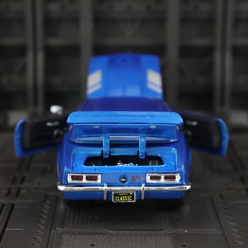 Maisto 1:24 Chevrolet Camaro Z/28 1968 alloy car model doors and engine hood, trunk can be opened suitable for collection