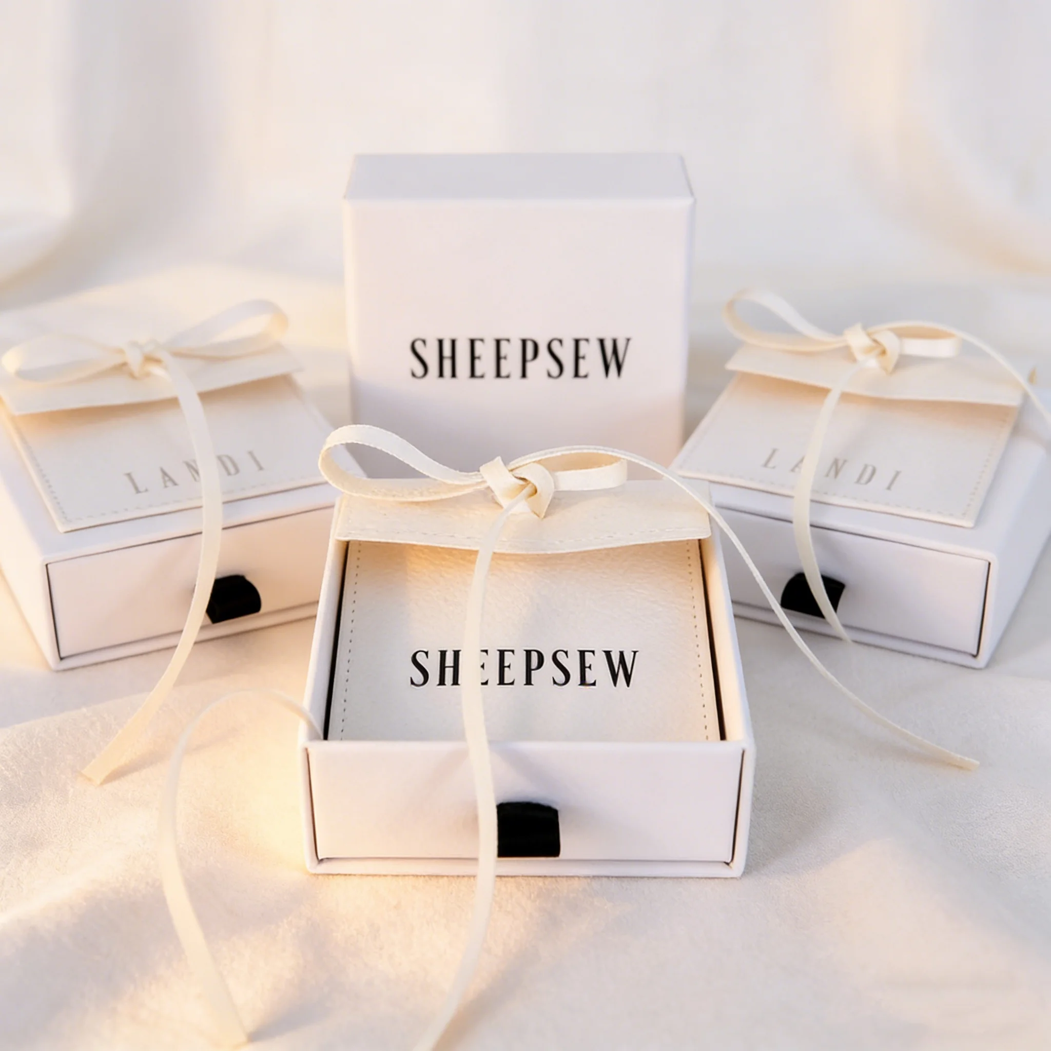 

Горячая распродажа: Набор для упаковки ювелирных изделий с индивидуальным логотипом – комплексное решение: коробка для украшений и коробка для доставки, оптовая упаковка