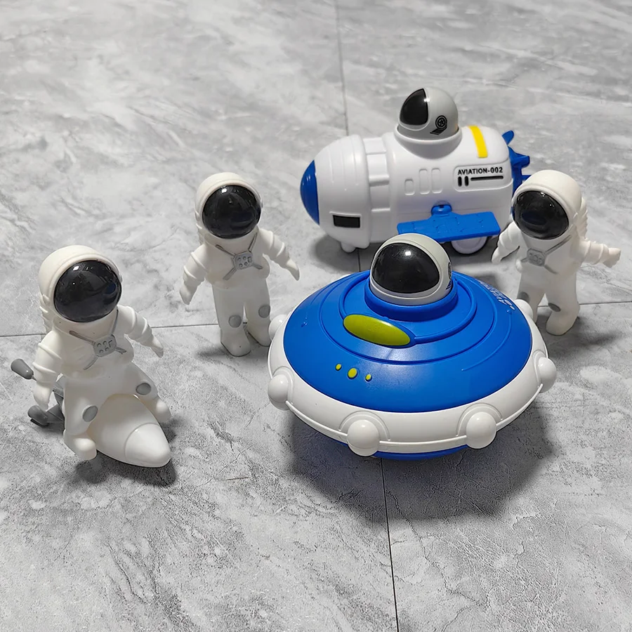 Kinder drücken Spielzeugautos, drücken UFOs, Raumstation + 3 Astronautenornamente, Geburtstagsgeschenke für Jungen