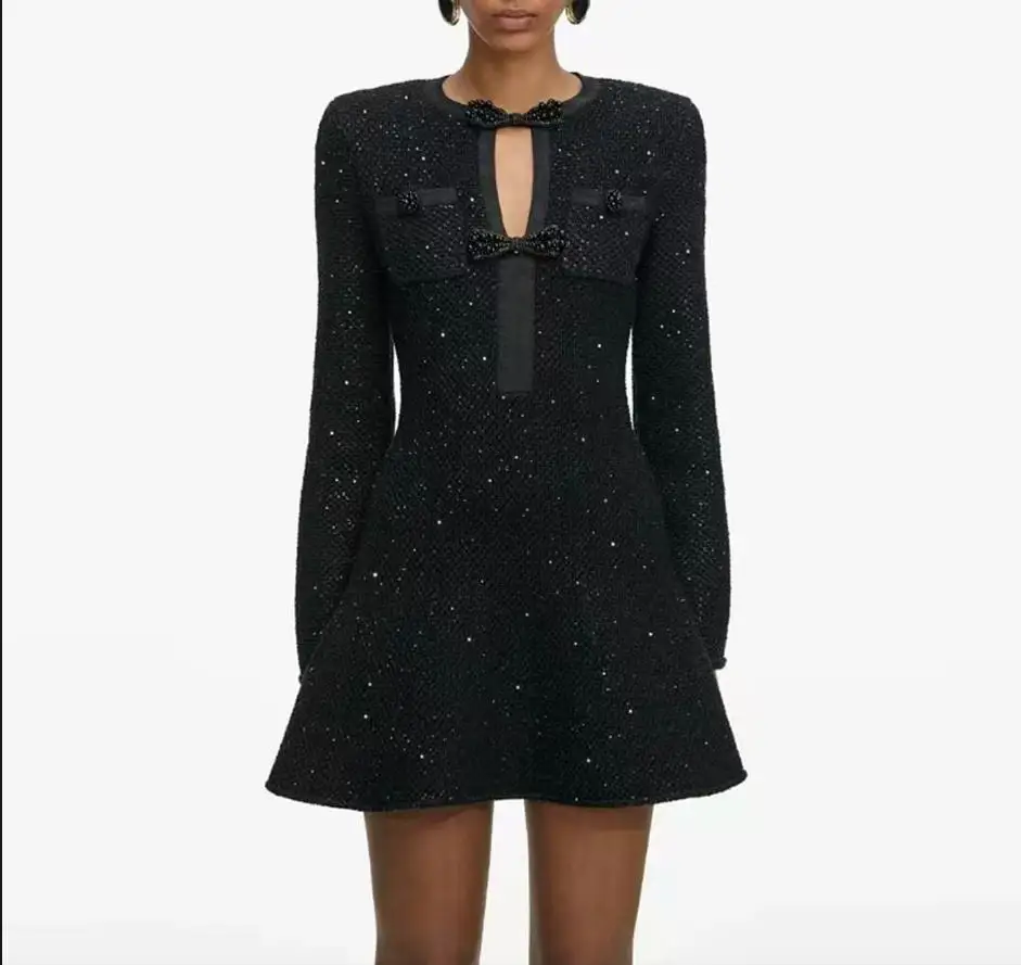 

Женское трикотажное платье с открытым бантом, отделкой из рюшами и пайетками — облегающее мини-платье с длинными рукавами на осень 2023 г.