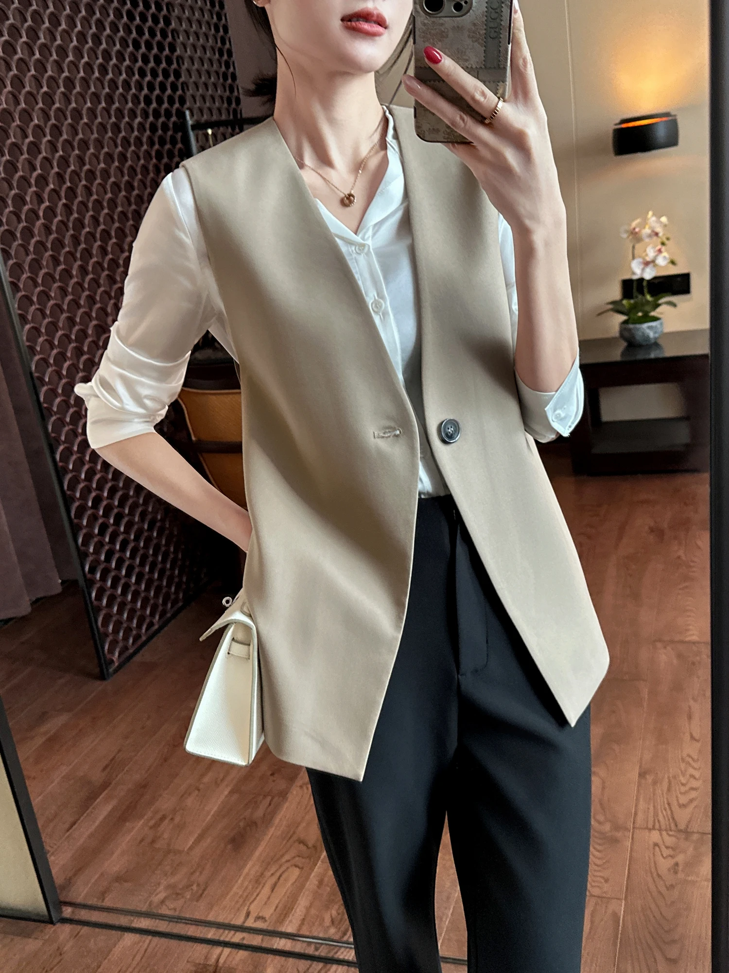 

Женский деловой жилет i Color: многофункциональный, для многослойных образов, для работы и повседневной носки, с V-образным вырезом, средней длины, на одной пуговице