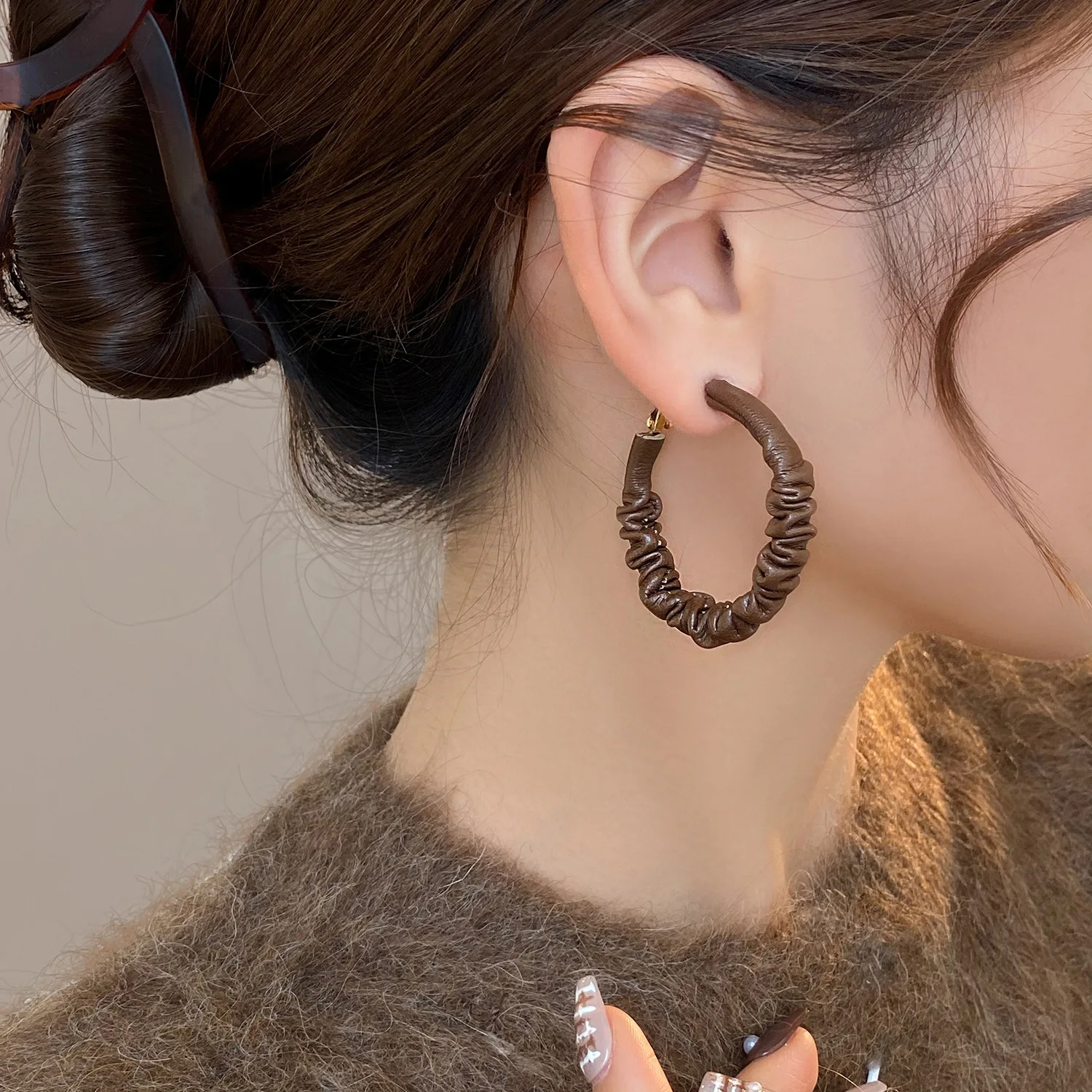 

Hoop Earrings Solid Color Pleated Leather Retro Hong Kong Elegant Premium Warm Comfortable for Women Fall Winter Daily