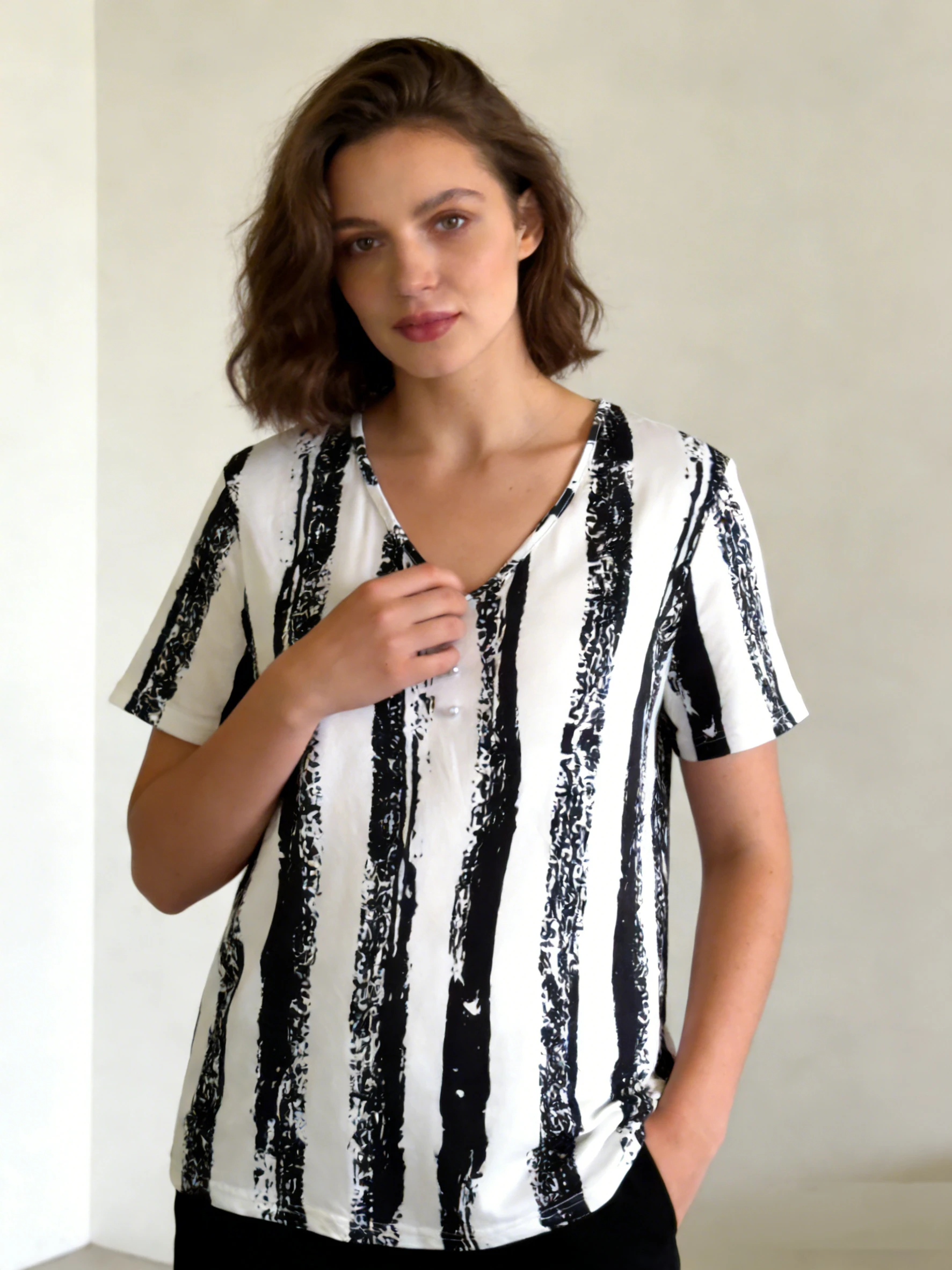 T-shirt à manches courtes rayé noir et blanc, grande taille, avec col en v et embellissements de faux boutons, haut d'été ample et décontracté