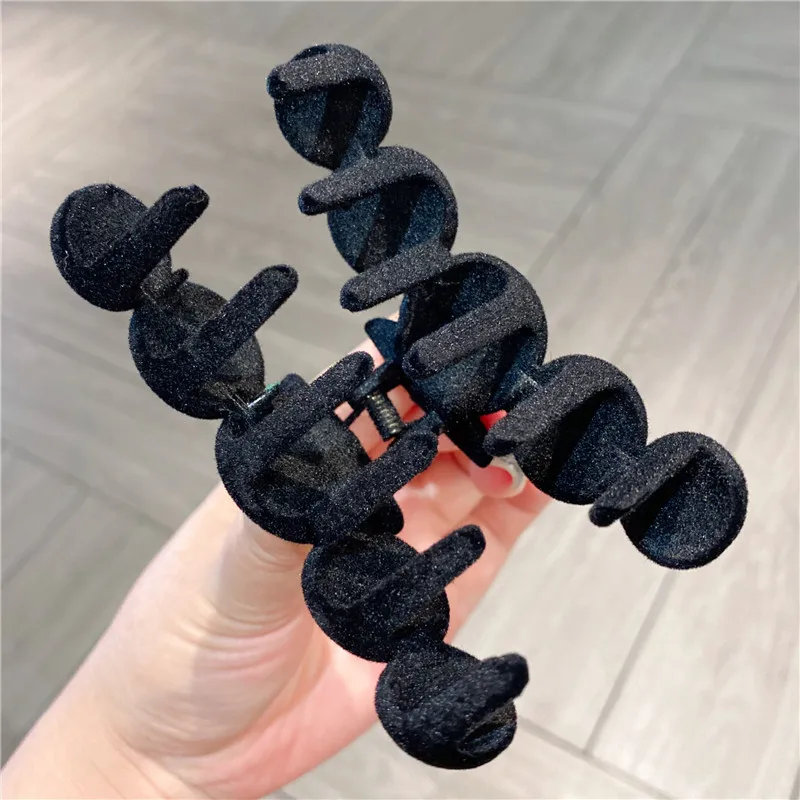 إكسسوار شعر شتوي كوري أسود مخملي متدفق متوسط المنتزع مشبك شعر فاخر مزين بحجر الراين على شكل سمكة قرش للنساء #4