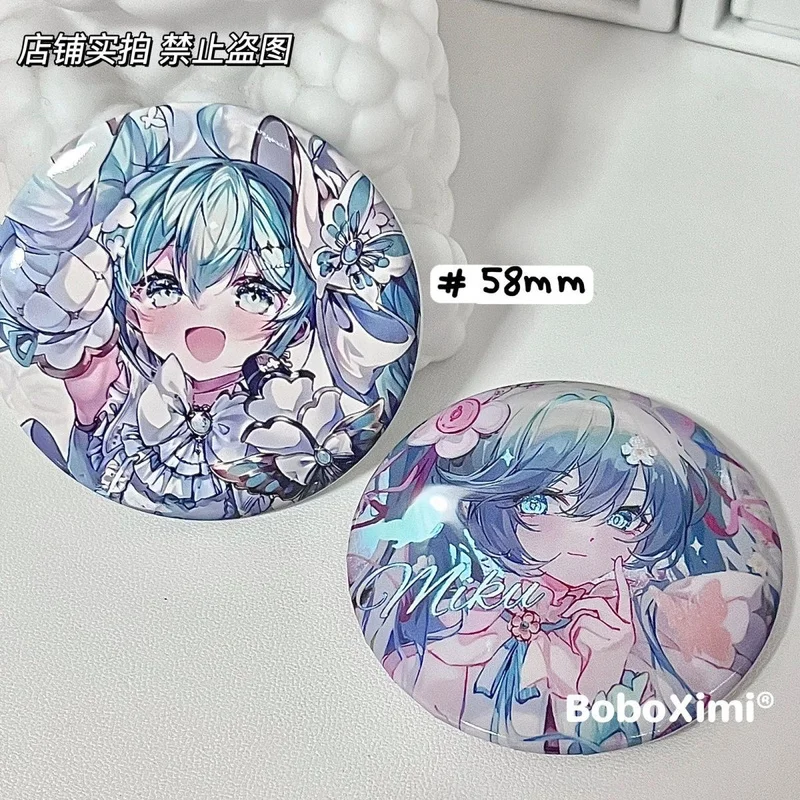 58MM Kawaii Hatsune Miku สะท้อนแสงบาร์ Miku อะนิเมะอุปกรณ์ต่อพ่วงการ์ตูนน่ารัก Badge นักเรียนกระเป๋าเป้สะพายหลังแขวนเข็มกลัดสาวของเล่นของขวัญ