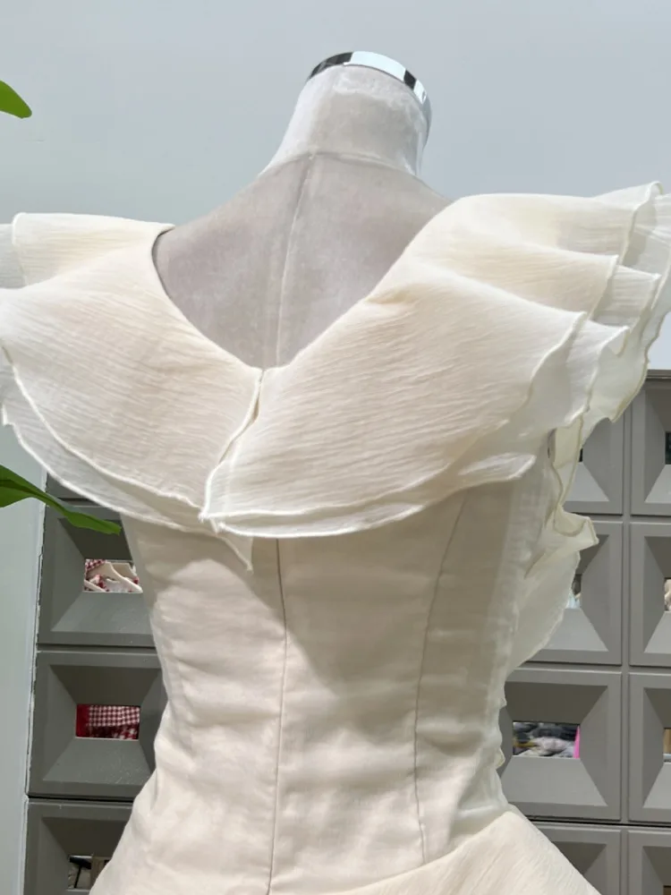 DFDG 2025 Vestido curto feminino elegante com decote em V sem mangas assimétrico em camadas com babados e cintura cinching design para primavera verão