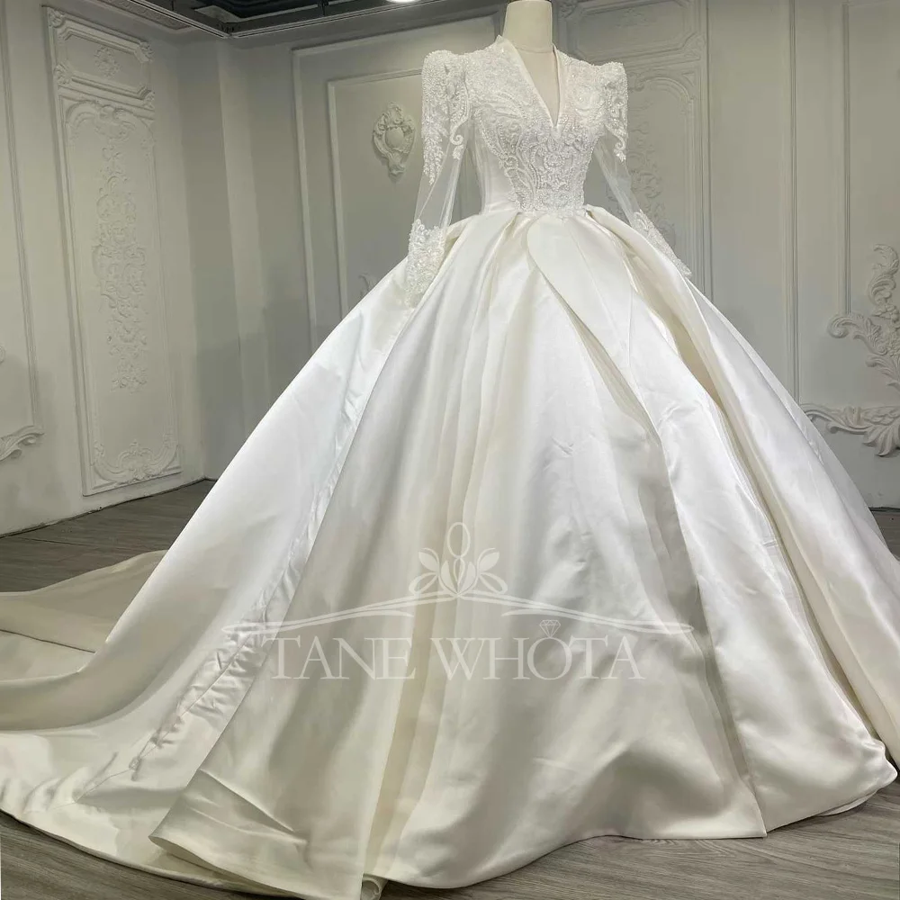 Abito da sposa a maniche lunghe con scollo a V in raso bianco avorio con lacci e buco della serratura sul retro con perline ricamate
