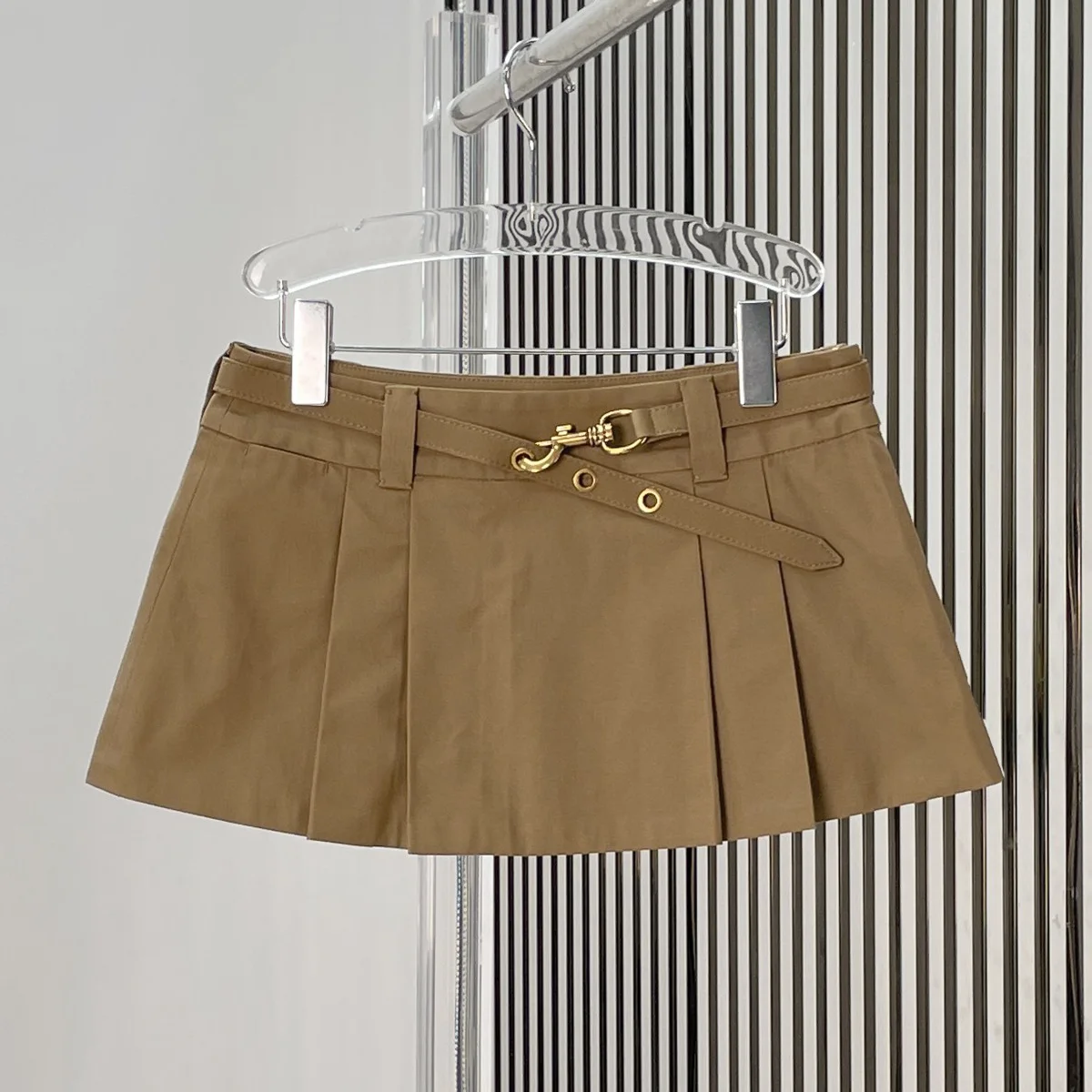 High Quality Women Pleated Mini Skirt With Decorative Metal Buckle Belt Casual Fashion Short Skirt lyt133469