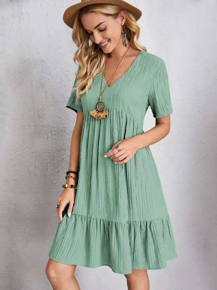 Elegantes Damen-Minikleid mit V-Ausschnitt und kurzen Ärmeln, einfarbig, locker geschnitten, mit Rüschensaum, lässiges Boho-Sommerkleid für den Urlaub am Strand. – Detail 28