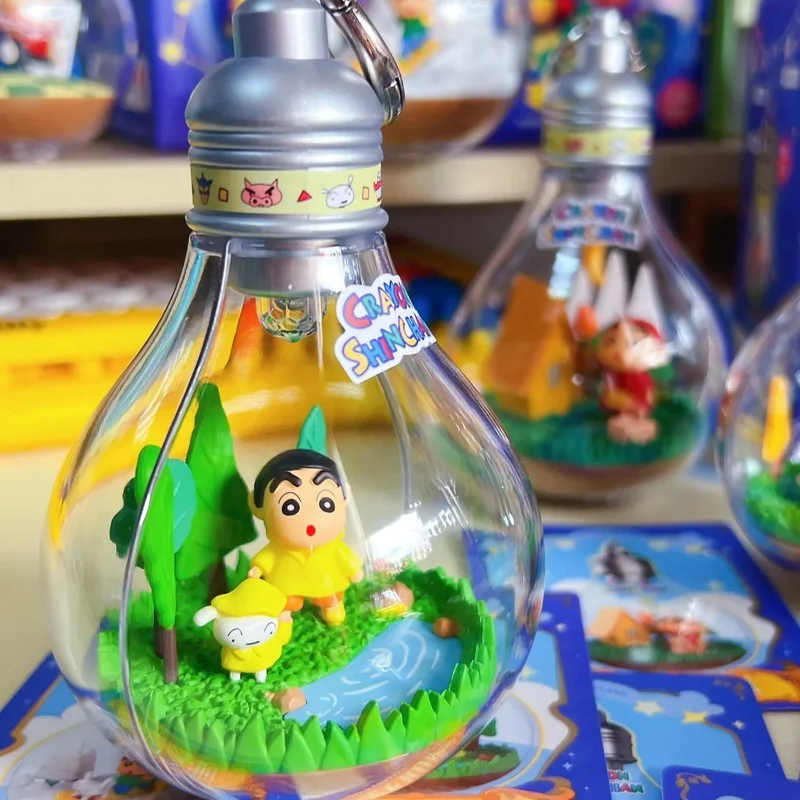 Карандаш Шин-Чан Фэнтези Приключения Миниатюрная сцена Орнамент Лампочка Glow Tide Play Слепая коробка Праздничный подарок Милая игрушка Орнамент