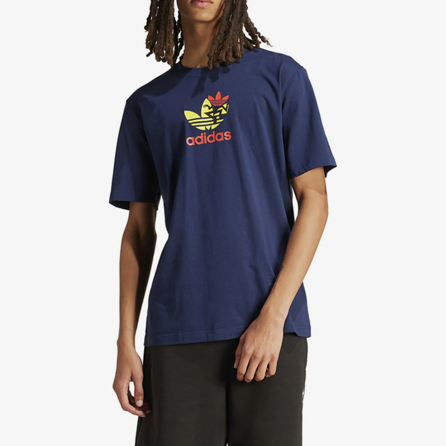 

Официальная аутентичная мужская спортивная футболка свободного кроя Adidas с тремя полосками и круглым вырезом IS0233