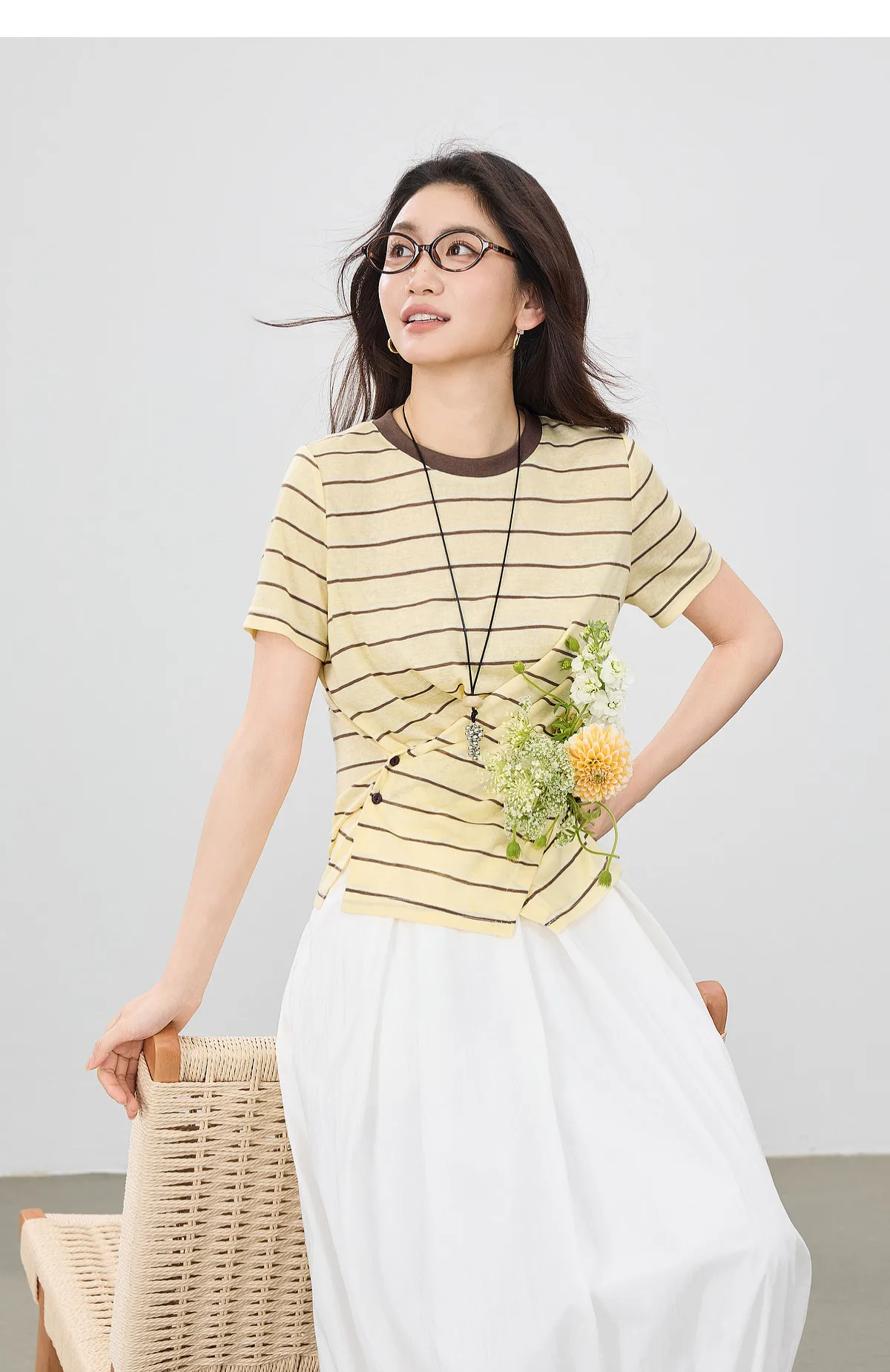 SENTUBILA Damen-Strickoberteil mit Rundhalsausschnitt und Kontraststreifen, Sommermode 2026, kurzärmeliges T-Shirt mit Twist-Front-Schlitz und Knöpfen Q62TC7208 – Detail 25