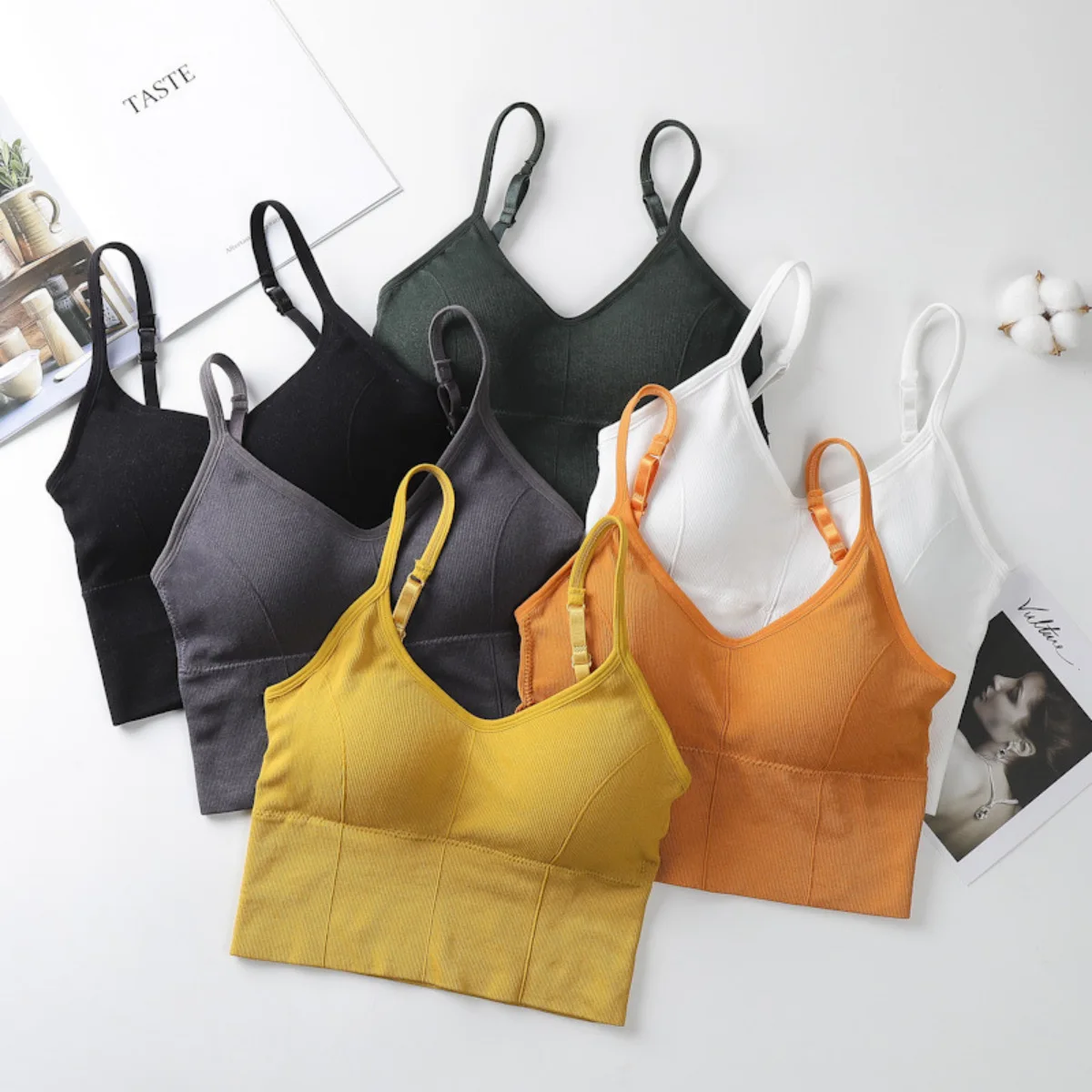 Women's thick 22 card U-shaped underwear with a flat chest and a plus size camisole vest, gathered together in a bra