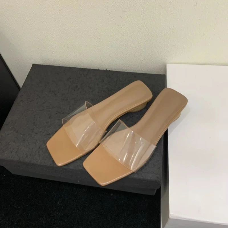 

Летние новые модные универсальные французские прозрачные шлепанцы с ремешком, женские уличные сандалии на толстом каблуке в стиле феи, крутые шлепанцы