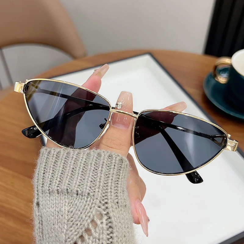 New Fashion Cat Eye Sunglasses for Women Vintage Metal Frame Triangle Decorative Women\'s Sunglasses Sexy Small Cateye Eyeglasses