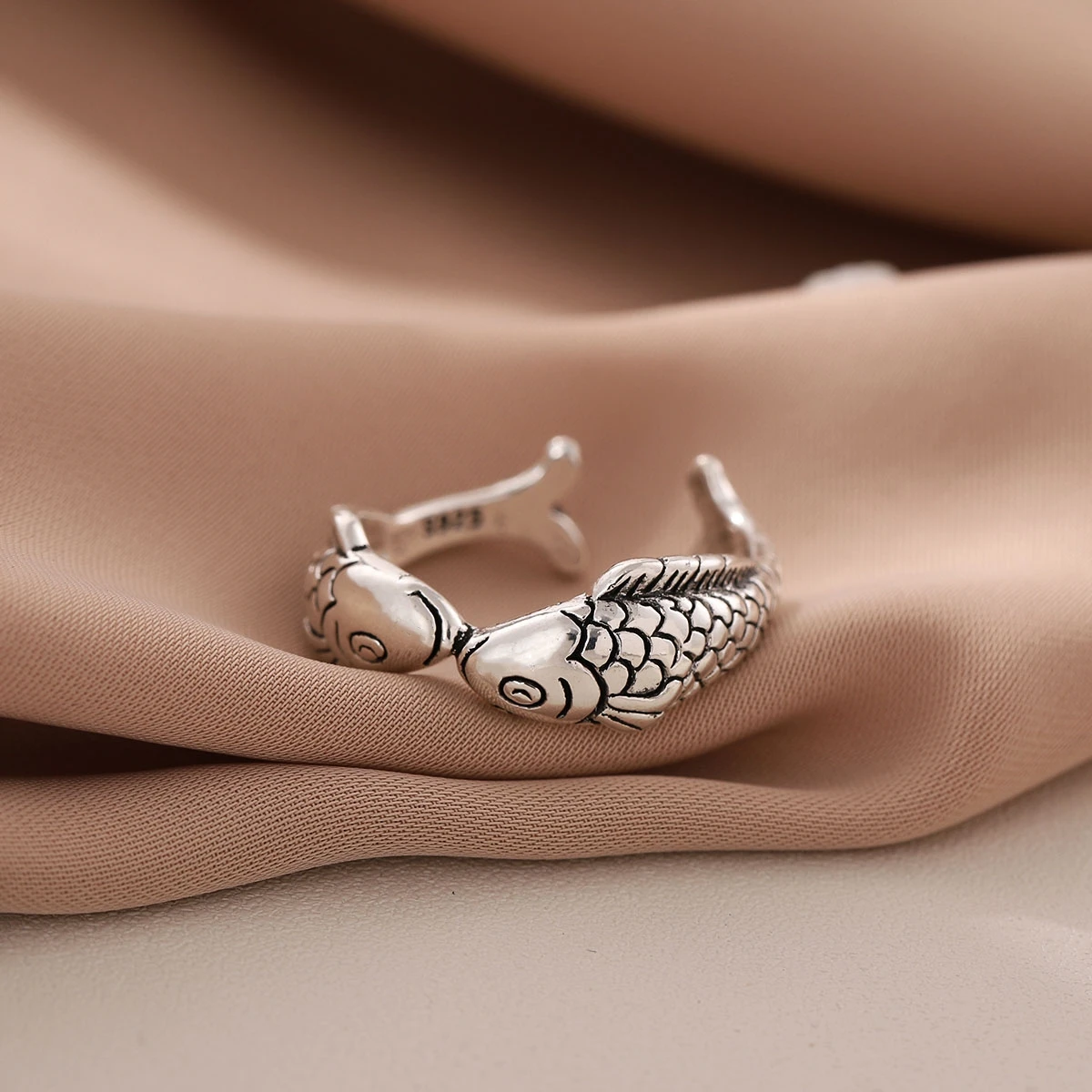 New Retro 925 Sterling Silver Jewelry Thai Silver Fashion Small Goldfish Pisces Fish Kiss Animal Elegant Opening Rings    R143