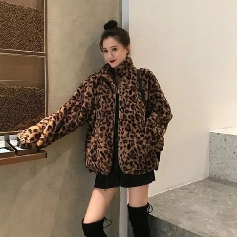 سترة نسائية شتوية موديل 2025 فضفاضة تناسب الفرو الصناعي على الطراز الكوري معطف صوف الضأن بطبعة الفهد عصري كبير الحجم