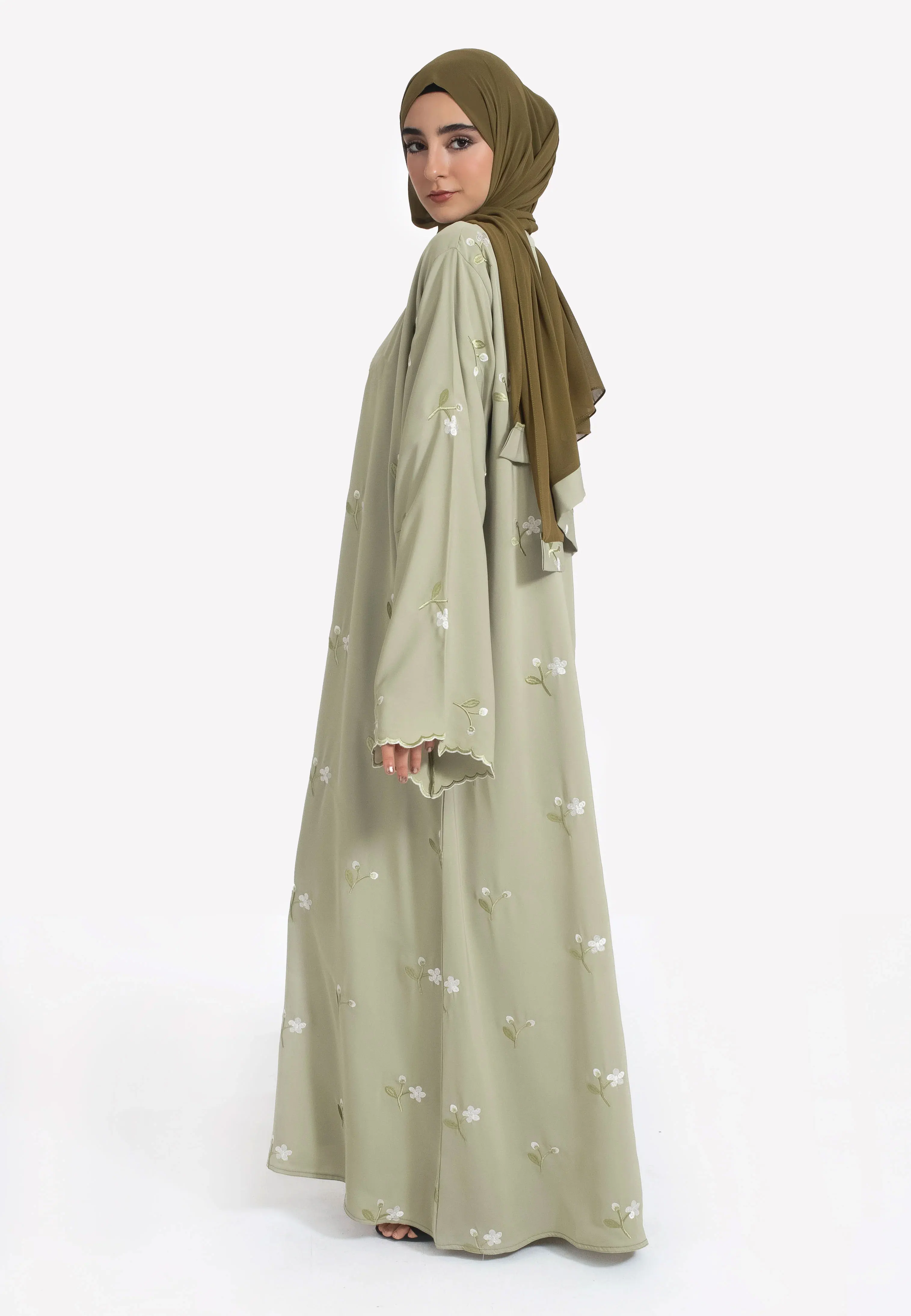 Stilvolle muslimische Abaya-Frauen, islamisches hellgrünes Stickdesign, bequemes Material, perfekt für Märkte im Nahen Osten