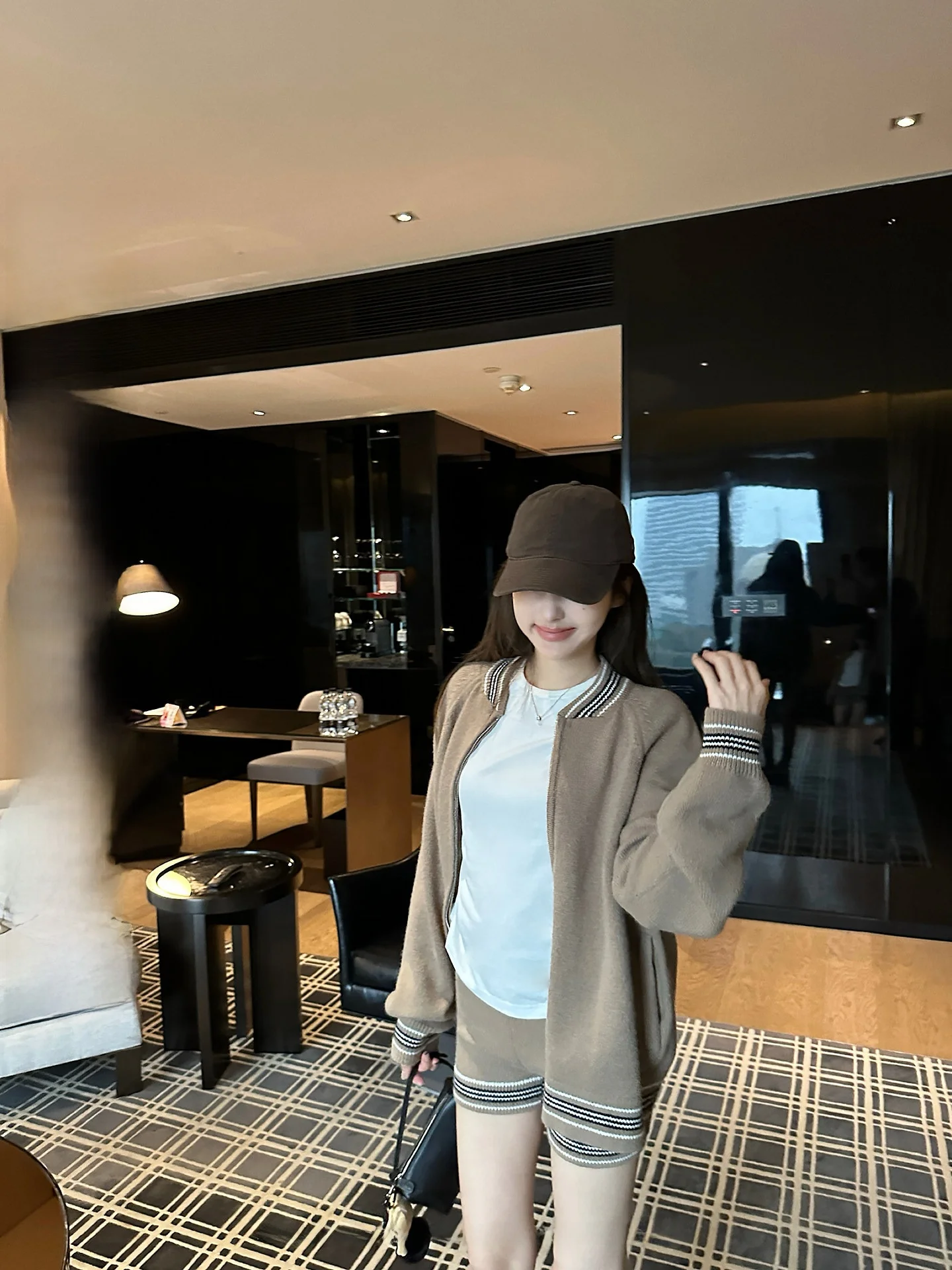 

Женский повседневный комплект NingSi: вязаный свитер с круглым вырезом на молнии и эластичные шорты. Новинка осени.