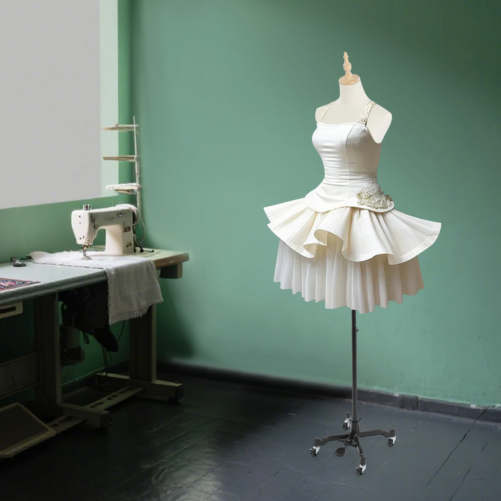 

Кремово-белая и черная передвижная модель-манекен для демонстрации женской одежды в магазинах одежды, ювелирных салонах и на выставках.