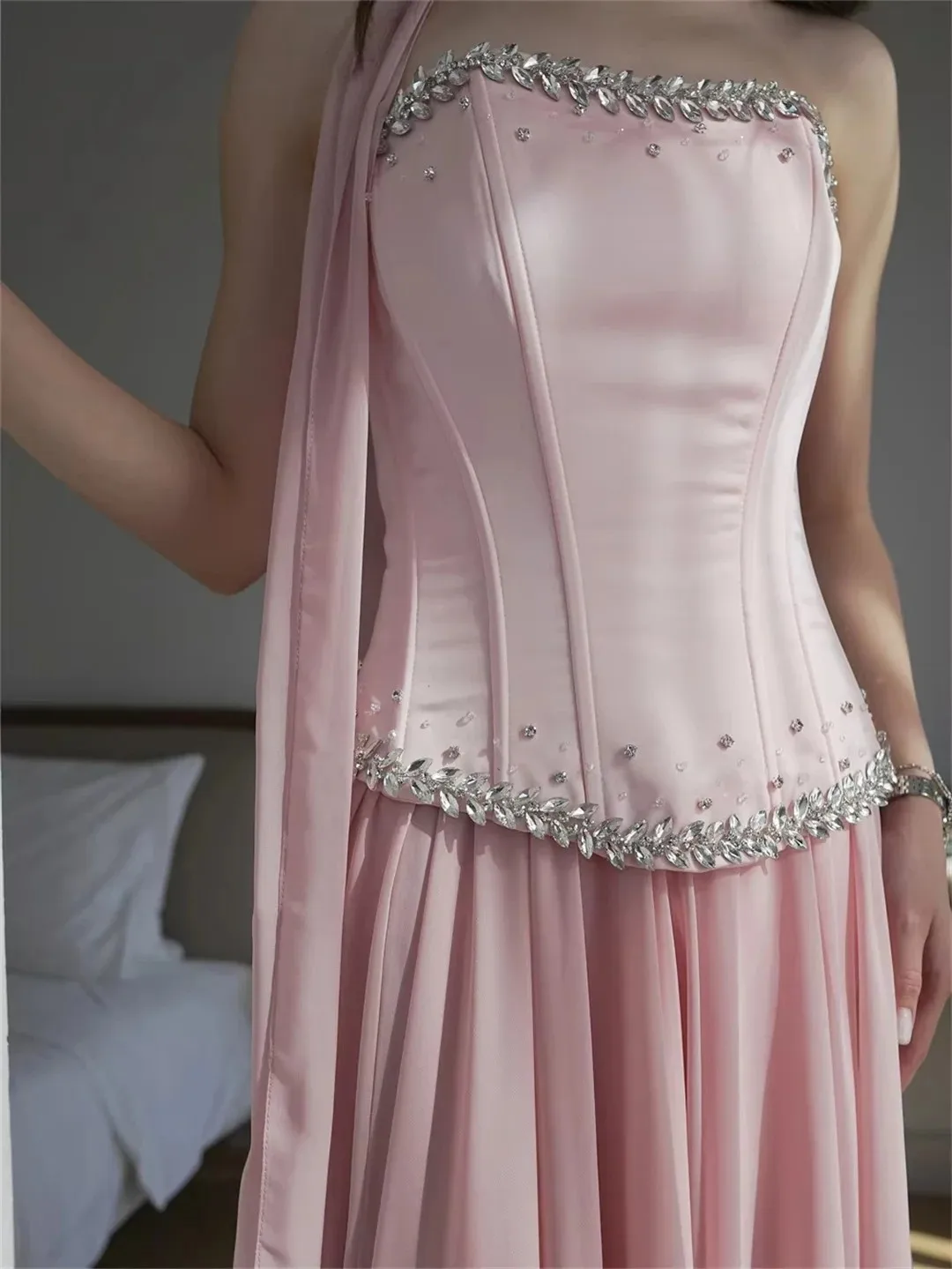 فستان سهرة رسمي أنيق وردي على شكل حرف a 2026 بدون حمالات خرز كريستالي شيفون ساتان للحفلات الراقصة رداء حفلات المشاهير #2