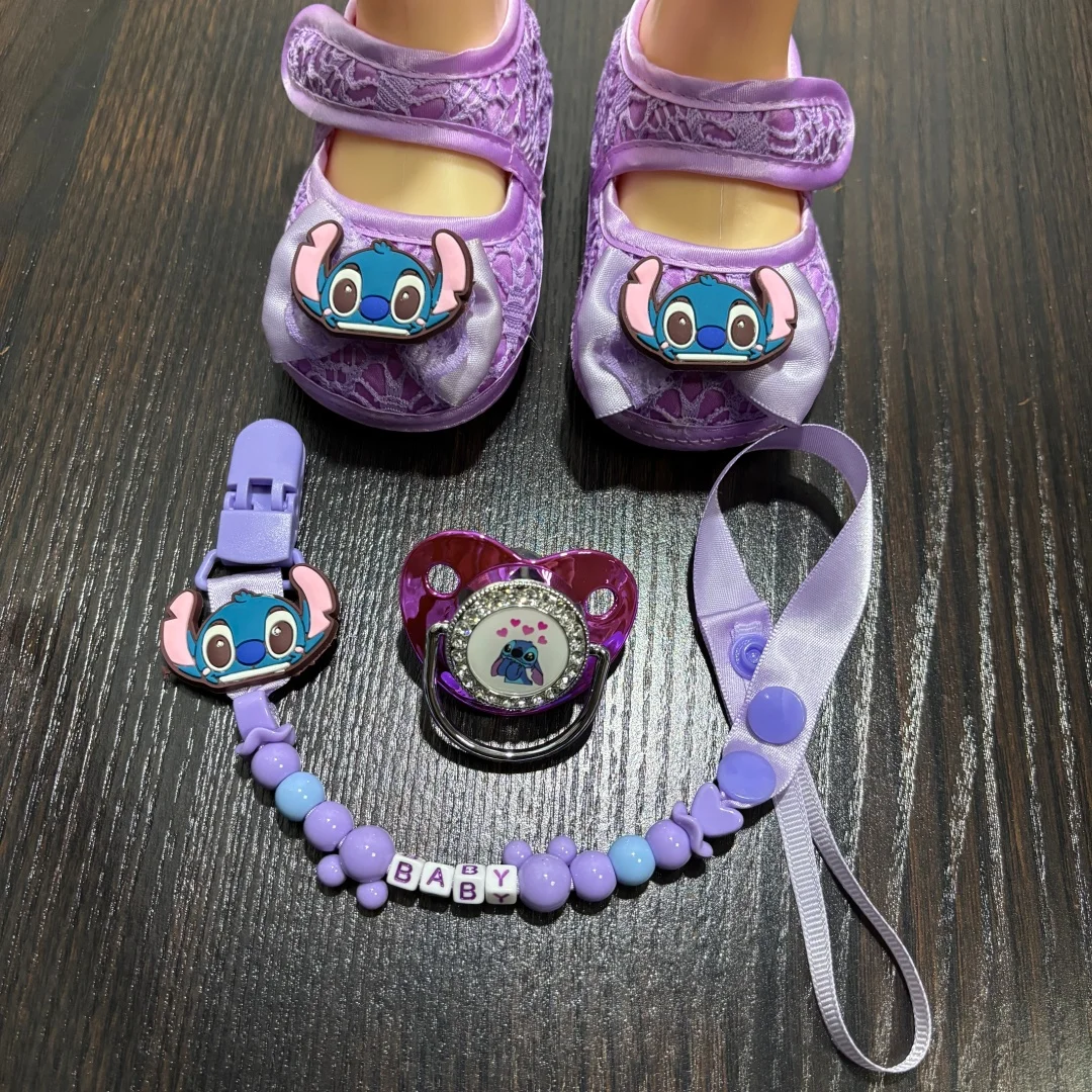 

Милый набор: пустышка и цепочка для пустышки для новорожденных. Мягкие и подходящие для десен малыша. Способствуют прорезыванию зубов. Тапочки для новорожденных.