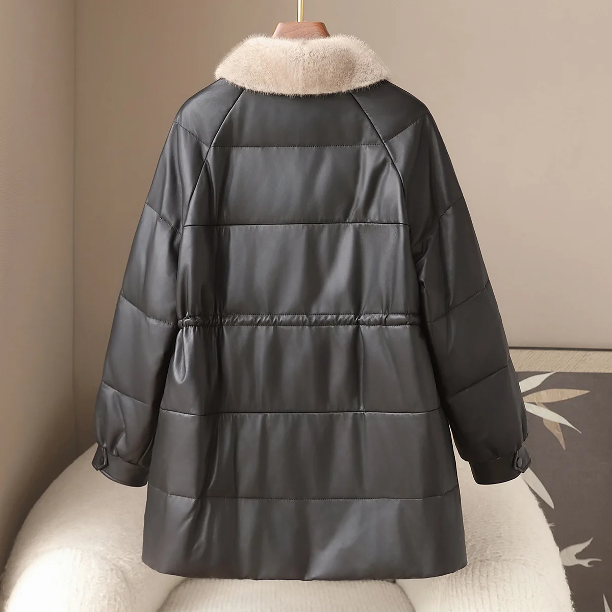 سترة جلدية متوسطة الطول من جلد الغنم PU أصلية لعام 2025 لفصل الربيع بياقة من فرو المنك معطف أوزة للنساء #3