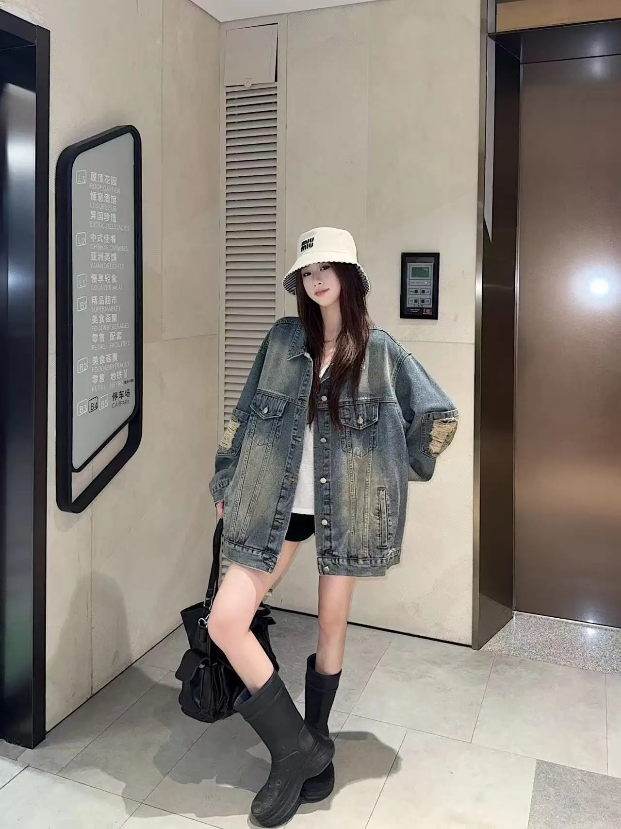 

Рваная джинсовая куртка женская, осень 202, новые свободные пальто в стиле ретро среднего размера с длинными рукавами, крутой тренд